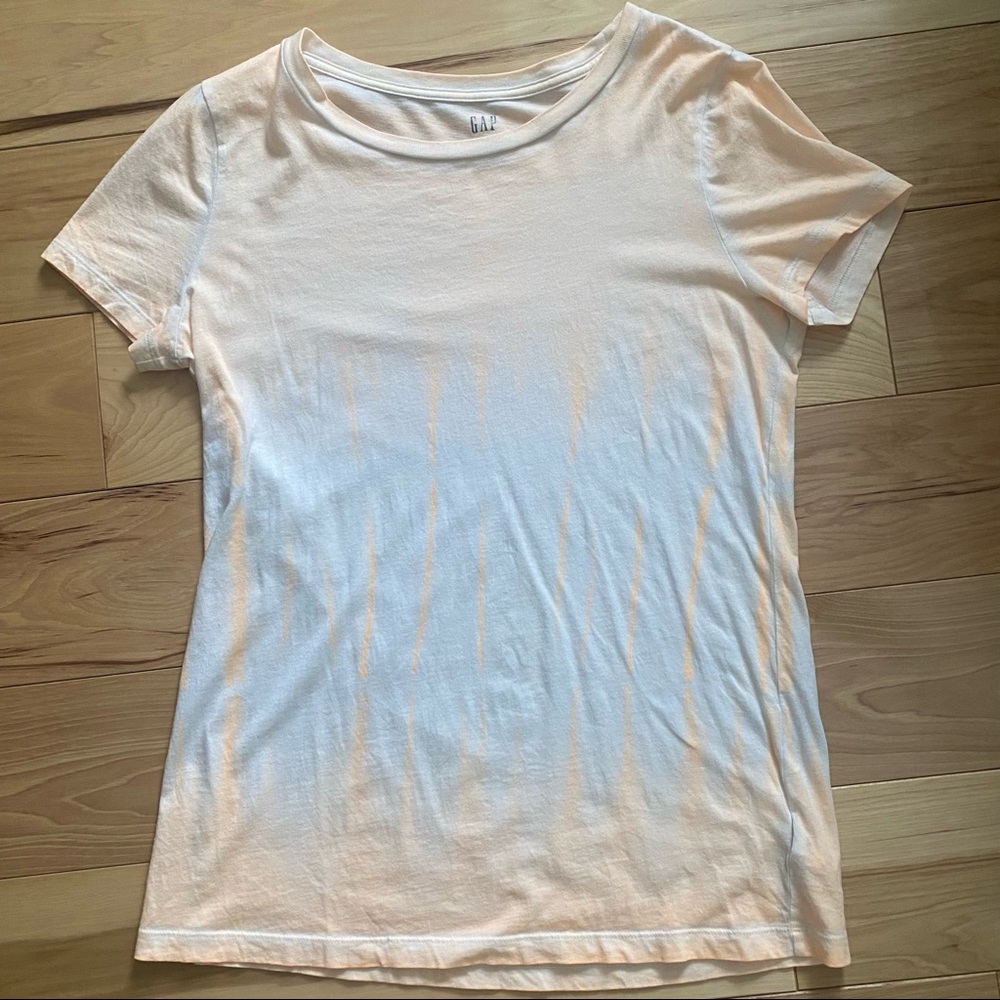Gap white and orange tie dye tee. Size women’s XS.